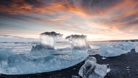 Frozen Serenity on the Shoreline wallpaper