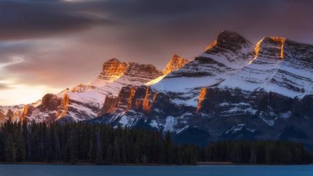 Majestic Mountain Peaks at Sunset wallpaper