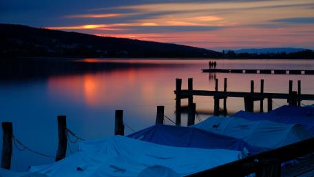 Serene Sunset Over Calm Waters wallpaper