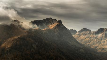 Majestic Mountain Peaks Shrouded in Mist wallpaper
