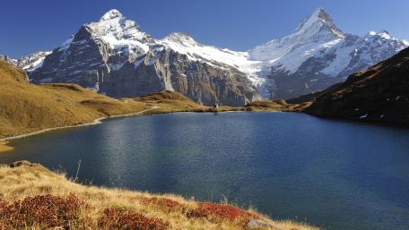 Majestic Mountain Reflections in Crystal Clear Waters wallpaper