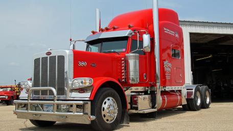 Vibrant Red Long-Haul Truck Wallpaper wallpaper