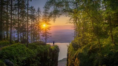 Breathtaking Sunset Overlooking Tranquil Lake wallpaper
