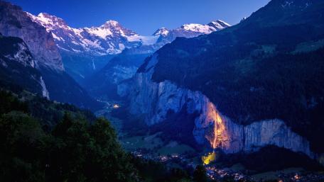 Majestic Mountain Valley at Twilight wallpaper