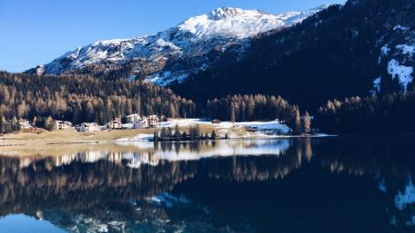 Serene Mountain Reflections in a Crystal Lake wallpaper