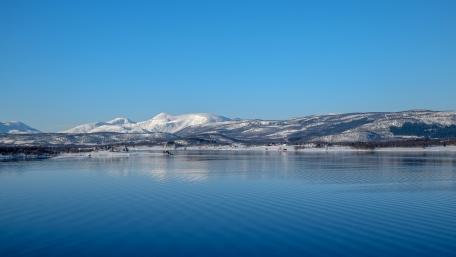 Serene Winter Reflections in Nature's Beauty wallpaper