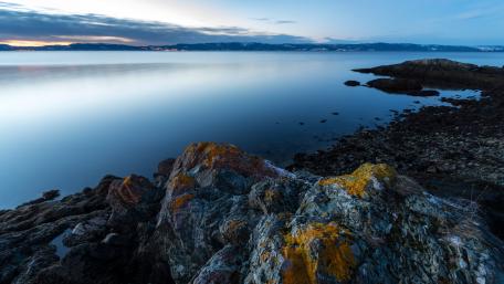 Serene Coastal Evening Glow wallpaper