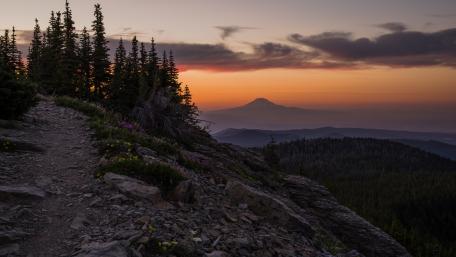 Majestic Sunset Over Mountain Peaks wallpaper