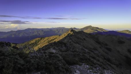 Majestic Mountain Ridge at Dusk wallpaper
