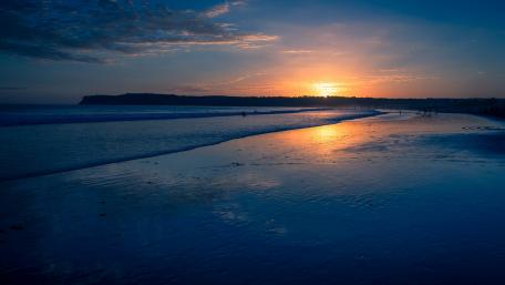 Tranquil Sunset Over Serene Ocean Shoreline wallpaper