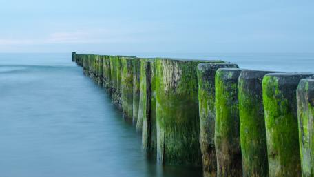 Nature's Tranquil Waterscape Experience 4K Serenity and Beauty wallpaper