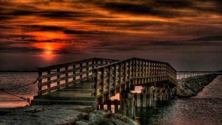 Serene Sunset Over the Pier wallpaper