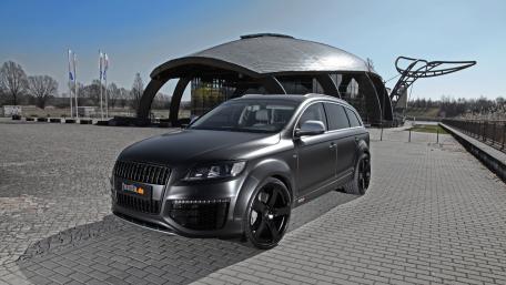 Sleek SUV Stands Out Against Modern Architecture wallpaper