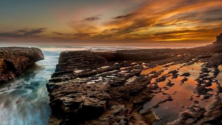 Majestic Coastal Sunset Reflection wallpaper