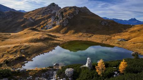 Serene Mountain Landscape with Tranquil Waters wallpaper