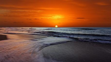Serene Sunset Over Tranquil Ocean Waves wallpaper