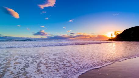 Serene Sunset Over Tranquil Shoreline wallpaper