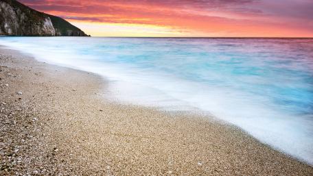 Serene Twilight at the Shoreline wallpaper