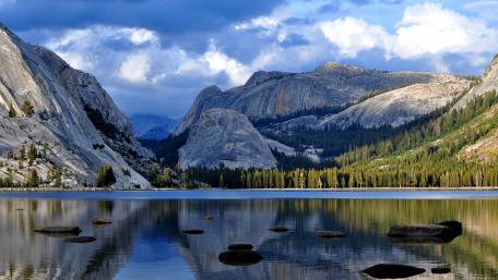 Serene Mountain Lake View in 4K Nature Wallpaper wallpaper