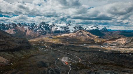 Majestic Mountain Landscape in Stunning Detail wallpaper