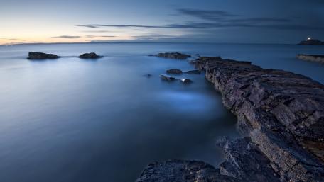 Serene Coastal Twilight Scene wallpaper