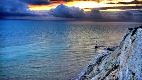 Serene Coastal Horizon at Dusk wallpaper