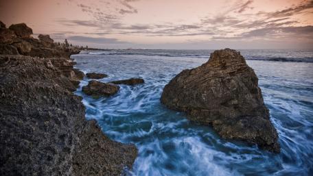 Serene Coastal Wavefront at Dusk wallpaper