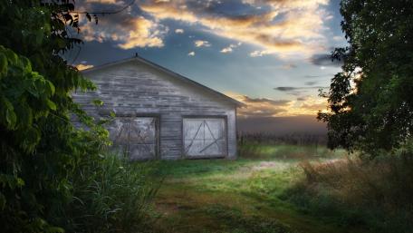 Serene Countryside Barn at Dusk wallpaper