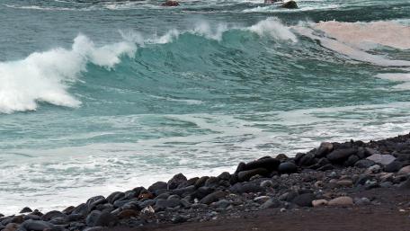 Serene Waves Crashing on Rocky Shoreline wallpaper