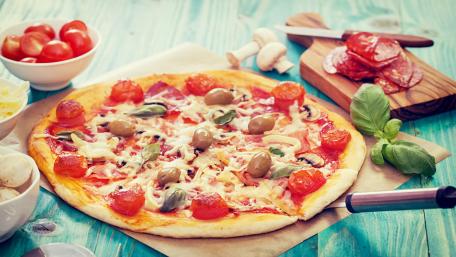 Mouthwatering Pepperoni Pizza Feast wallpaper