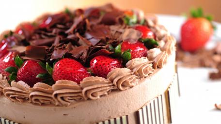 Indulgent Chocolate Strawberry Delight wallpaper