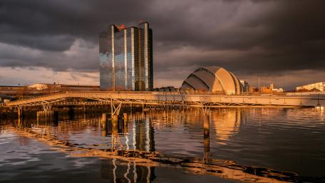 Urban Serenity at Dusk wallpaper