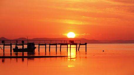 Vibrant Sunset Over Tranquil Waters wallpaper