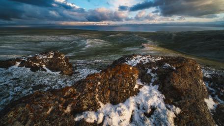 Majestic Winter Landscape with Rocky Outcrops wallpaper