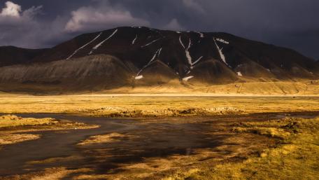 Majestic Mountain Landscape in Golden Hour Light wallpaper