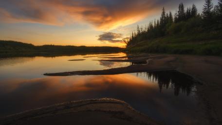 Serene Sunset Over Tranquil Waters wallpaper