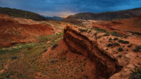 Vibrant Desert Landscape at Dusk wallpaper