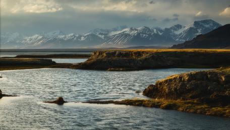 Serene Mountain Landscape Reflection in Tranquil Waters wallpaper