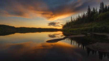 Tranquil Sunset Over Serene Waters wallpaper