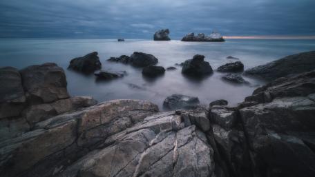 Serene Seaside View at Dusk wallpaper