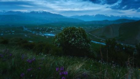 Serene Mountain Landscape at Dusk wallpaper