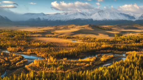 Majestic Autumn Landscape with Mountain Backdrop wallpaper