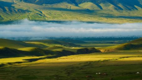 Serene Mountain Landscape Under Misty Clouds wallpaper