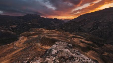Majestic Sunset Over Rugged Mountains wallpaper