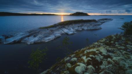 Tranquil Sunset Over Serene Waters wallpaper