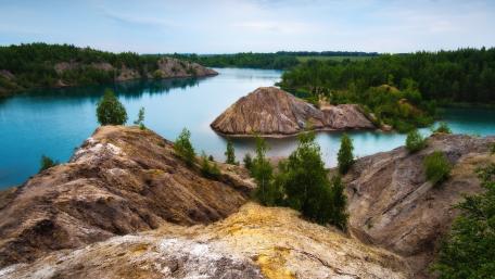 Serene Landscape of Tranquil Waters and Lush Hills wallpaper