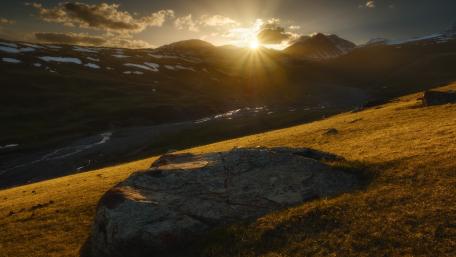 Golden Sunrise Over Majestic Mountains wallpaper