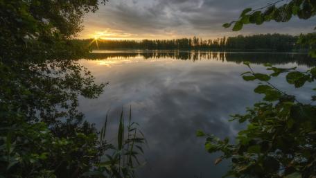 Tranquil Sunset Over a Serene Lake Scene wallpaper