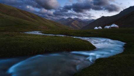 Serenity in the Mountain Valley wallpaper