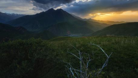 Majestic Mountains at Sunset wallpaper